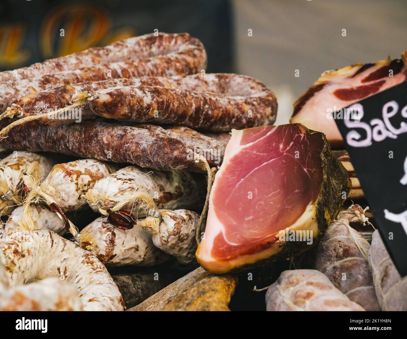 Banco alimentare, vendita di salumi italiani. Primo piano di prosciutto crudo italiano Foto Stock