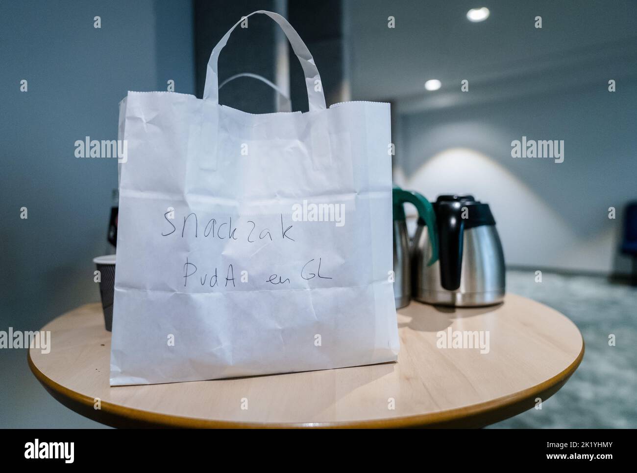 2022-09-21 16:27:09:19 L'AIA - Una borsa di dolci per i gruppi di PvdA e Groenlinks durante il primo giorno delle riflessioni politiche generali, il dibattito dopo il discorso dal trono il giorno di bilancio. Nel corso della discussione sono stati discussi i punti principali del bilancio di milioni di euro e il bilancio nazionale. ANP BART MAAT netherlands OUT - belgio OUT Foto Stock