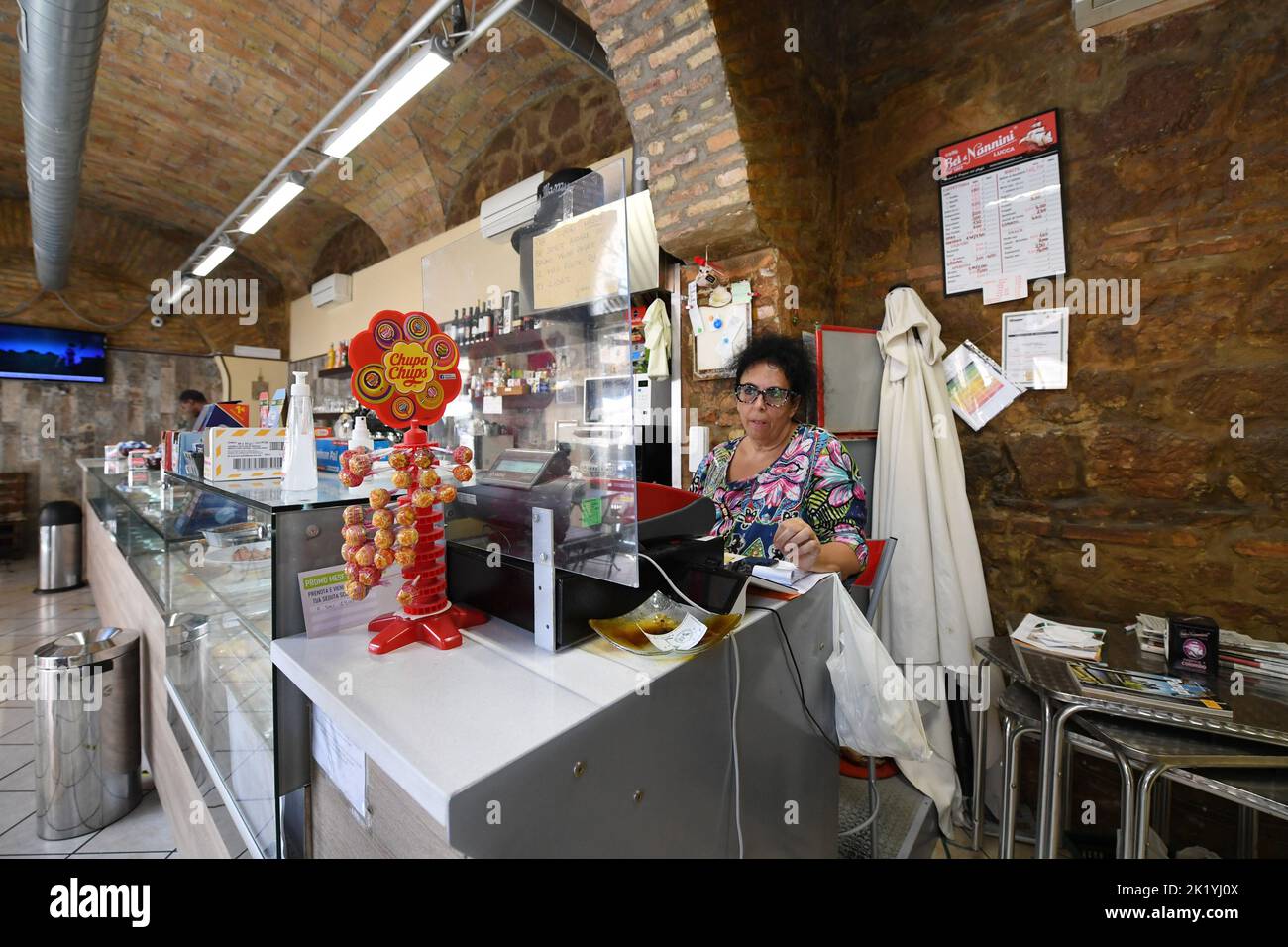 (220921) -- ROMA, 21 settembre 2022 (Xinhua) -- Laura Ramoni lavora al bar Big Mamy di Roma, 17 settembre 2022. Al bar Big Mamy di Roma, un manichino gonfiabile appeso alla finestra portava un cartello giallo con la scritta "The Bill has arrived" (il conto è arrivato). Laura Ramoni, proprietaria del bar, ha detto a Xinhua che la bolletta elettrica del bar a giugno e luglio era di circa 2.600 euro, che quasi triplicavano rispetto allo stesso periodo dell'anno scorso. "Non possiamo pagare il conto", ha detto. "Devo licenziare due persone che hanno lavorato qui e ho aumentato il prezzo del caffè di 0,1 euro.” 'Mi sentivo impiccato, e non posso prenderlo un Foto Stock