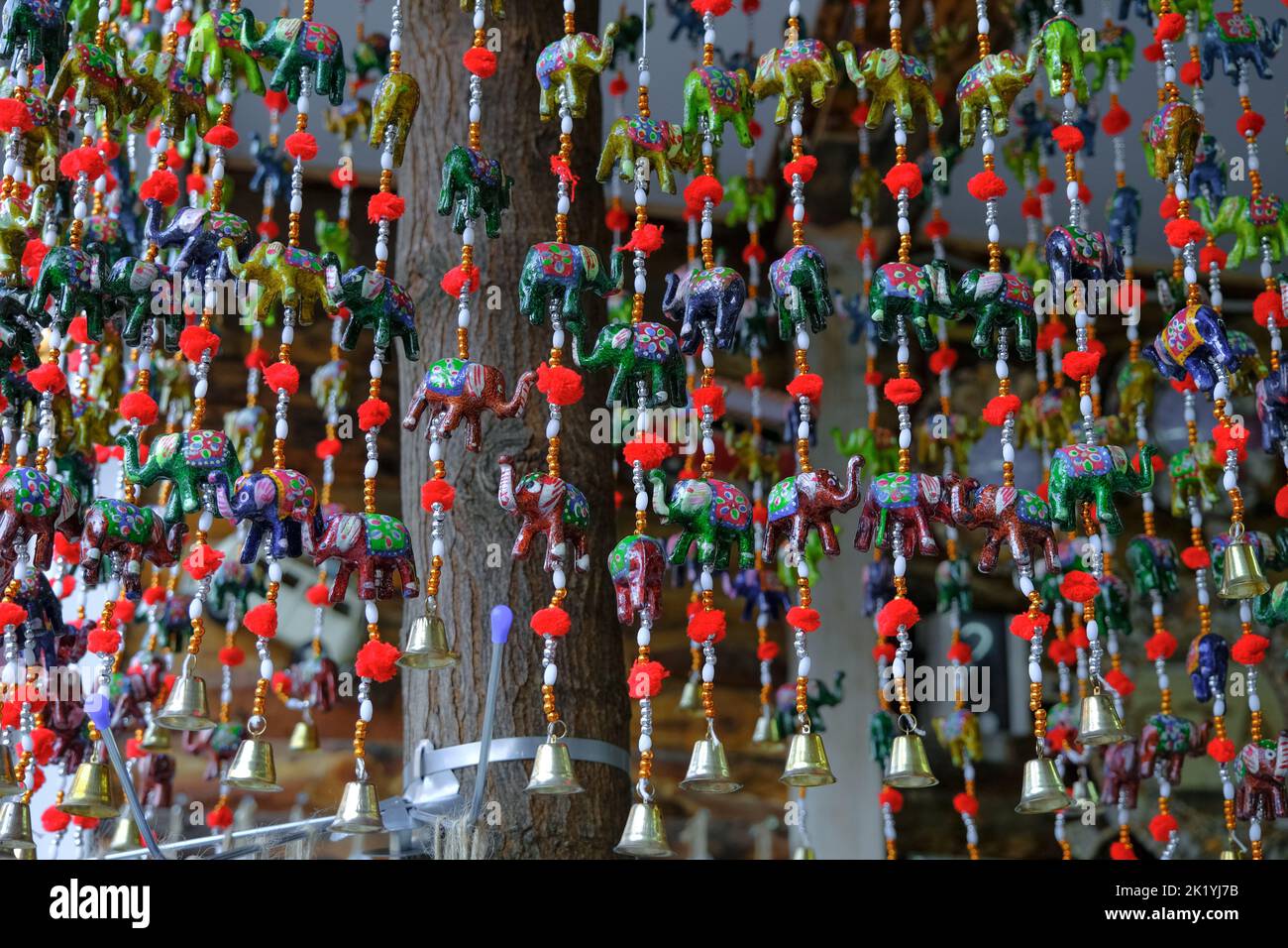 SIRINCE, Izmir, Turchia - 16 gennaio 2022. Vari souvenir tradizionali turchi nei negozi di strada. Foto Stock