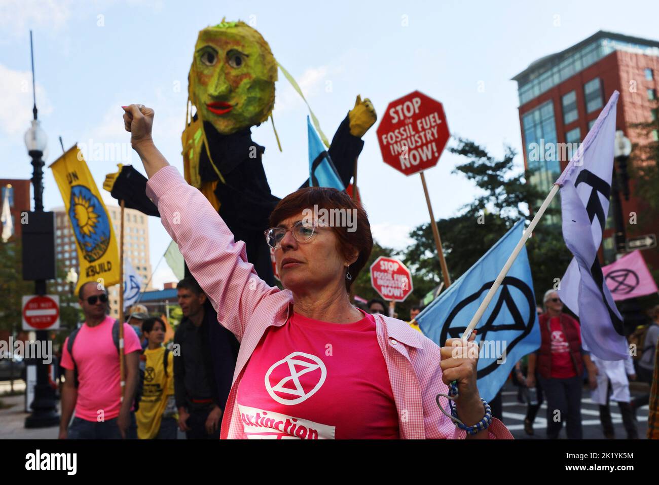 Gli attivisti della rivolta di estinzione Boston e dello scienziato ribellione protestano per chiedere il divieto di nuove infrastrutture di combustibili fossili a Boston, Massachusetts, Stati Uniti, 21 settembre 2022. REUTERS/Brian Snyder Foto Stock