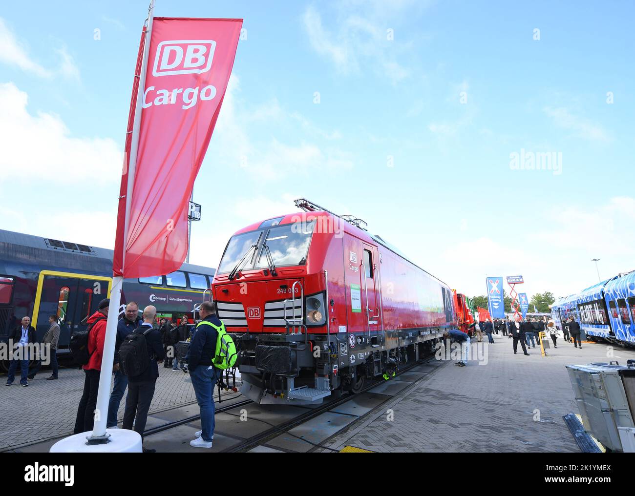 Berlino, Berlino, Germania. 20th Set, 2022. La gente visita InnoTrans, una fiera dell'industria ferroviaria, a Berlino, in Germania, il 20 settembre 2022. La fiera di quattro giorni è iniziata qui martedì. Credit: Ren Pengfei/Xinhua/Alamy Live News Foto Stock