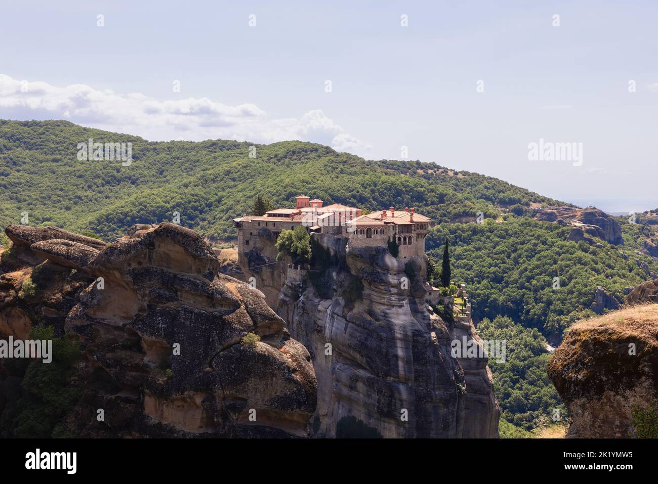 Il Sacro Monastero di Varlaam ha uno stile architettonico unico di grandi nicchie finestre da pavimento a soffitto per illuminare l'interno. Meteora Foto Stock