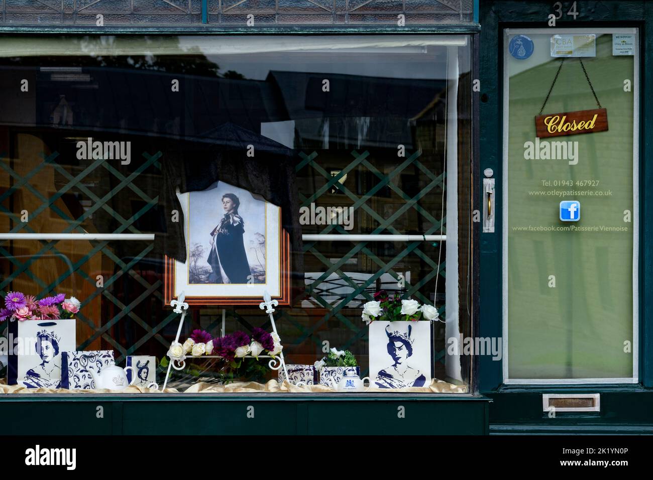 Sulla morte della Regina (Regina Elisabetta 2) un primo piano di una vetrina tributo a sua Maestà - Patisserie Viennoise, Otley, Yorkshire, Inghilterra, Regno Unito. Foto Stock