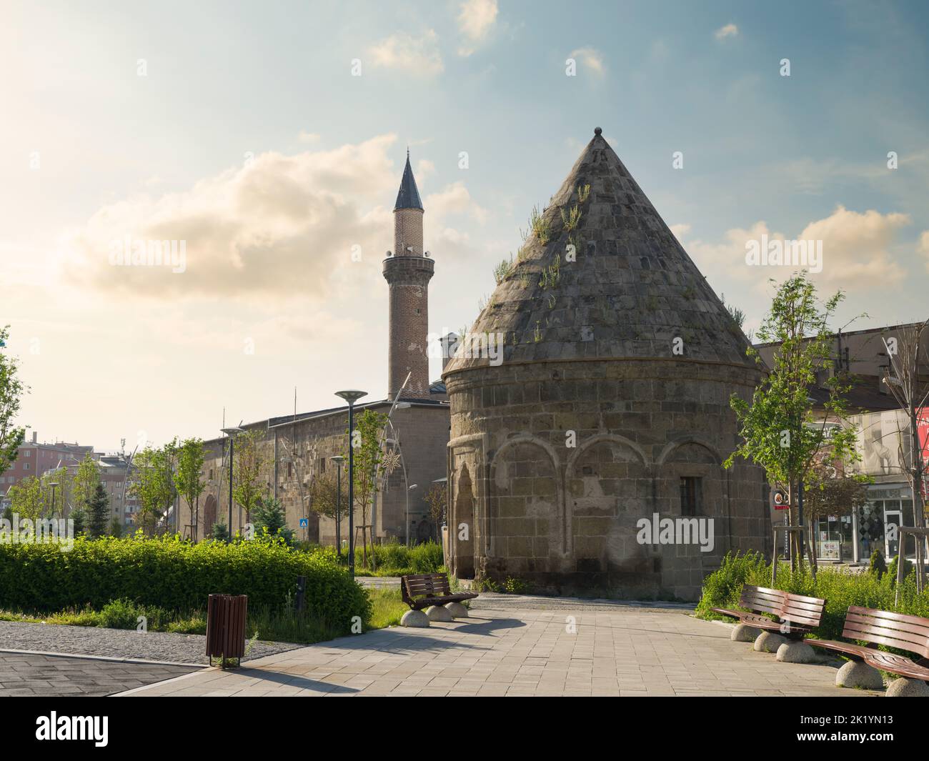 Erzurum, Turchia, 26.06.2021; Tomba di Cincime Hatun. Punti per destinazioni di viaggio in Turchia. Anatolia orientale, Turchia Foto Stock