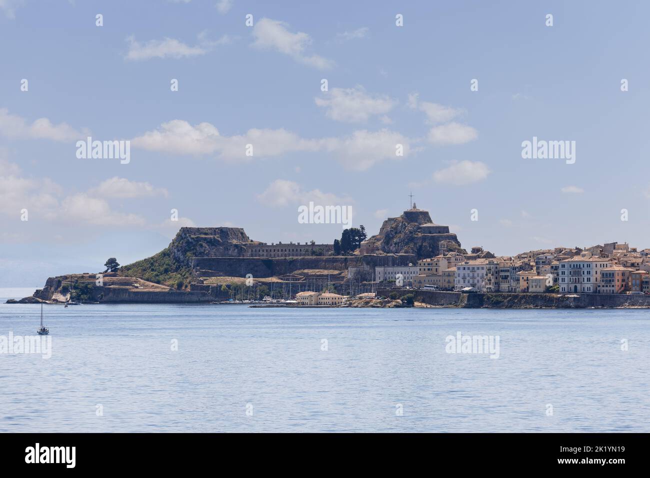 La leggendaria Fortezza Vecchia a due livelli dell'Isola di Corfù con due bastioni di forma pentagonale e argine del porto principale Kerkira, Grecia, luminoso summ Foto Stock