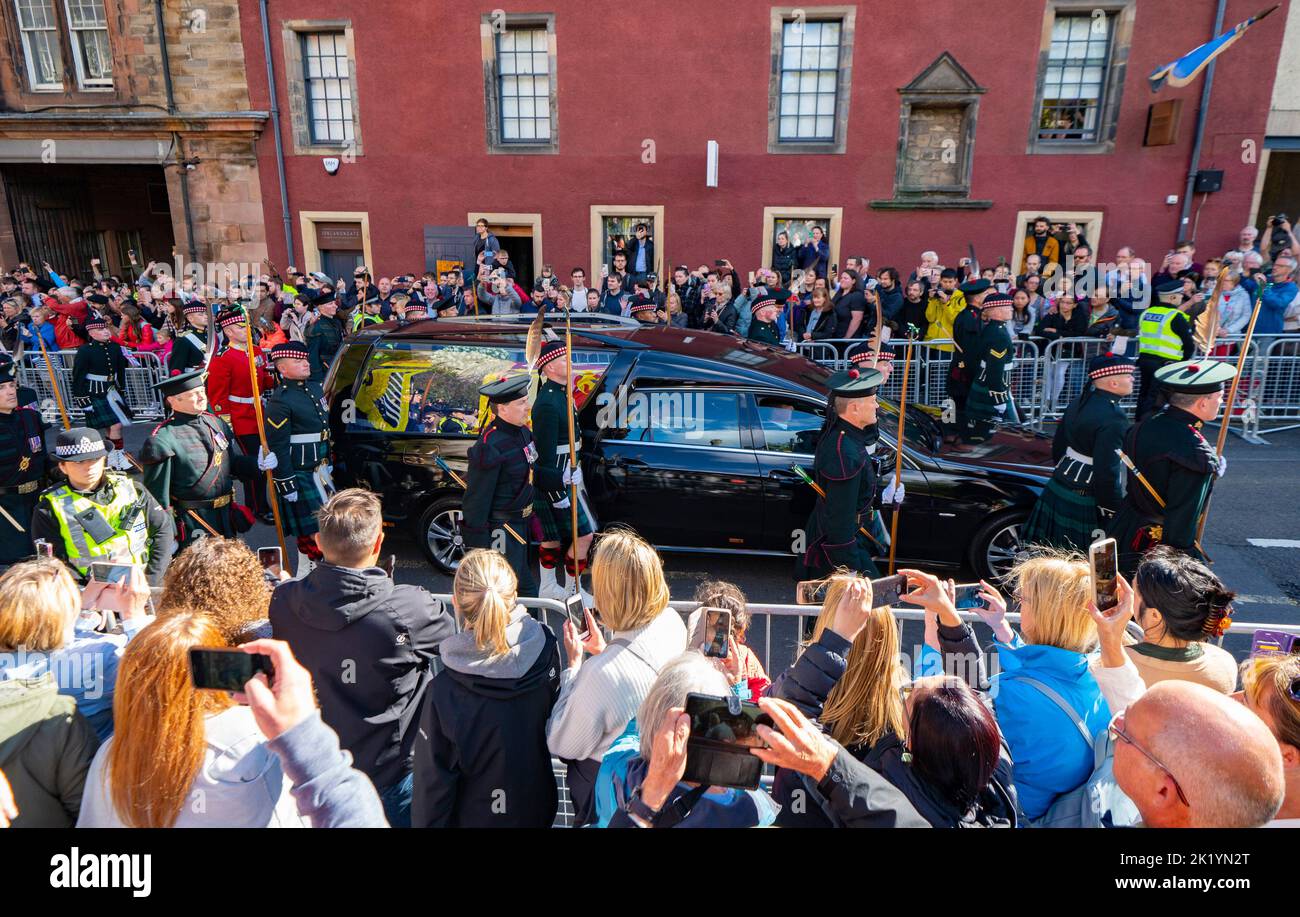Edimburgo, Scozia, Regno Unito. 12th settembre 2022. Re Carlo III cammina dietro il corpo di trasporto di prova di sua madre Regina Elisabetta II lungo il Miglio reale Foto Stock