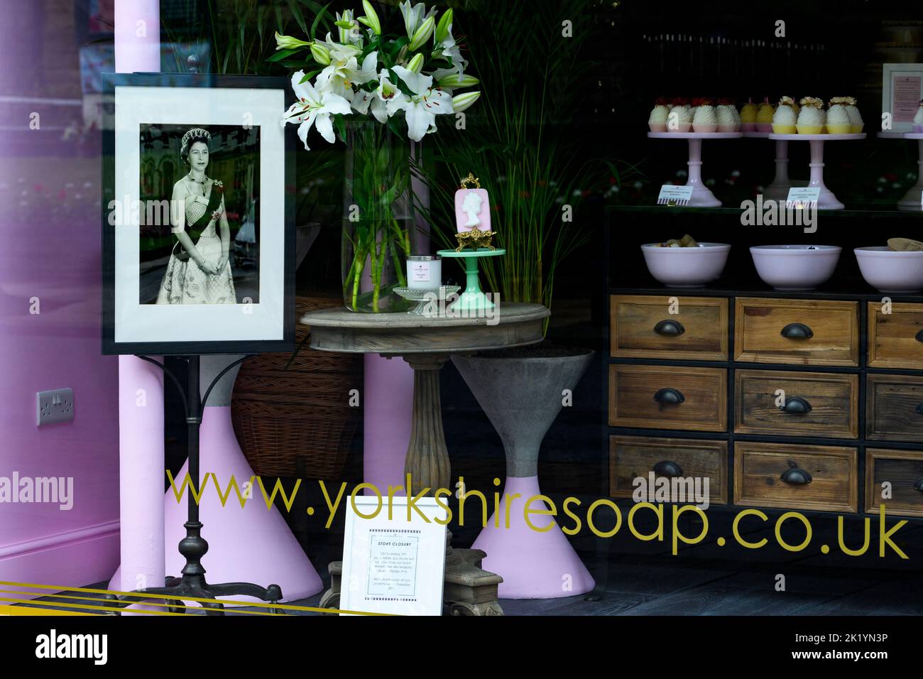 La morte della regina (poignant tributo emotivo del negozio che ricorda di rendere omaggio a Elizabeth 2) - Yorkshire SOAP Company, Ilkley, Inghilterra, Regno Unito. Foto Stock