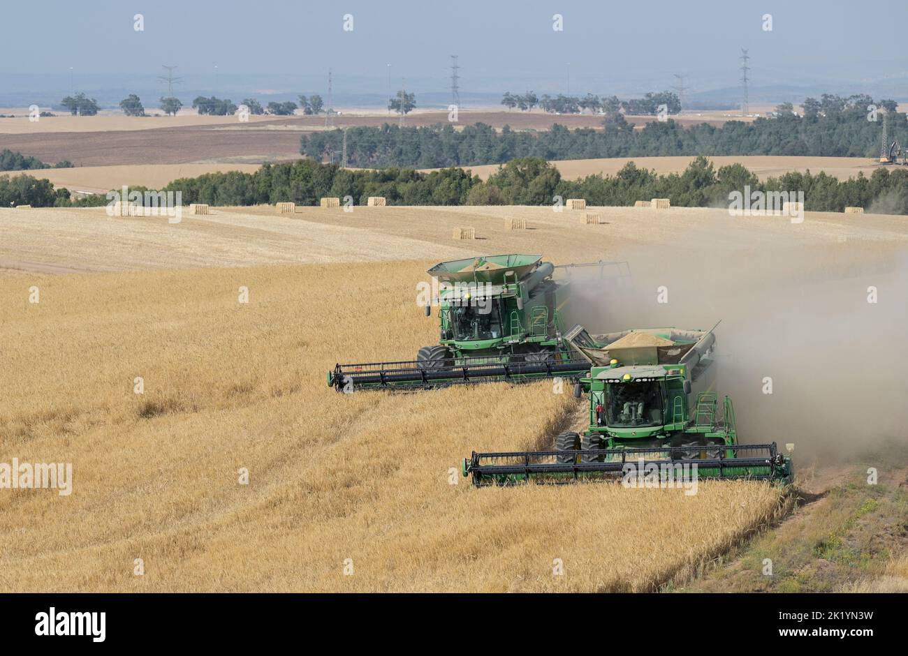 ISRAELE, regione semi-arida di Negev, Ofakim, joint venture agricola di 4000 ettari di kibbutz Ruchama, Dorot und Tselim, raccolta dell'orzo con mietitrebbia John Deere con pressatura istantanea delle balle di paglia / Israele, Negev Wüste, Ernte von Gerste auf einer 4000 Hektar Kibbutz Farm Foto Stock