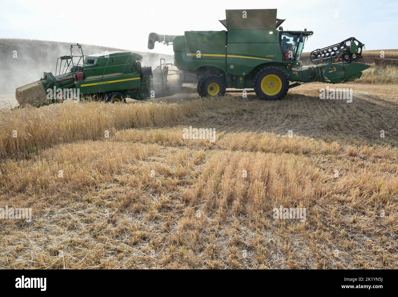 ISRAELE, regione semi-arida di Negev, Ofakim, joint venture agricola di 4000 ettari di kibbutz Ruchama, Dorot und Tselim, raccolta dell'orzo con mietitrebbia John Deere con pressatura istantanea delle balle di paglia / Israele, Negev Wüste, Ernte von Gerste mit sofortiger Ballenpressung auf einer 4000 Hektar Kibbutz Farm Foto Stock