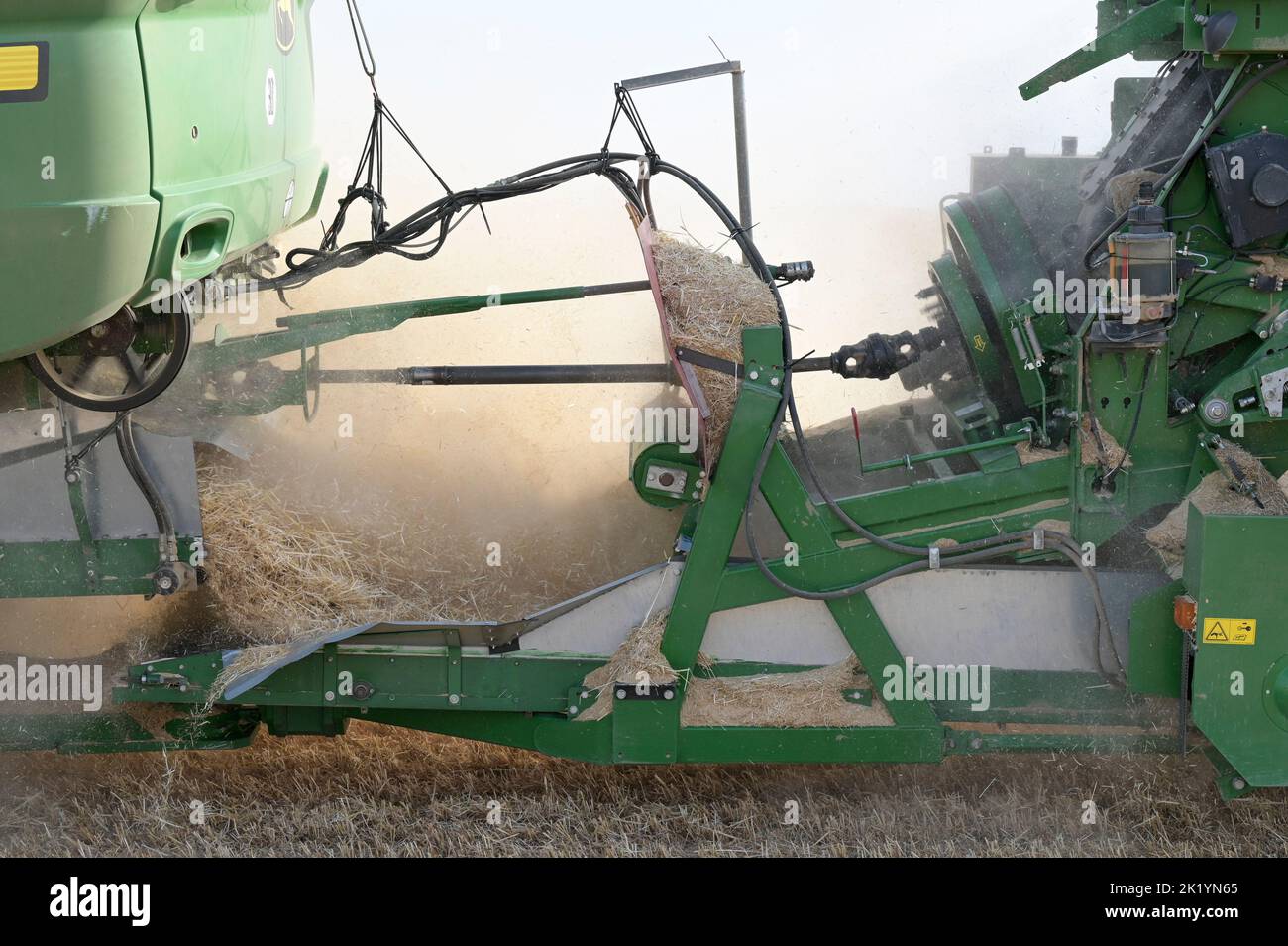 ISRAELE, regione semi-arida di Negev, Ofakim, joint venture agricola di 4000 ettari di kibbutz Ruchama, Dorot und Tselim, raccolta dell'orzo con mietitrebbia John Deere con pressatura istantanea delle balle di paglia / Israele, Negev Wüste, Ernte von Gerste mit sofortiger Ballenpressung auf einer 4000 Hektar Kibbutz Farm Foto Stock