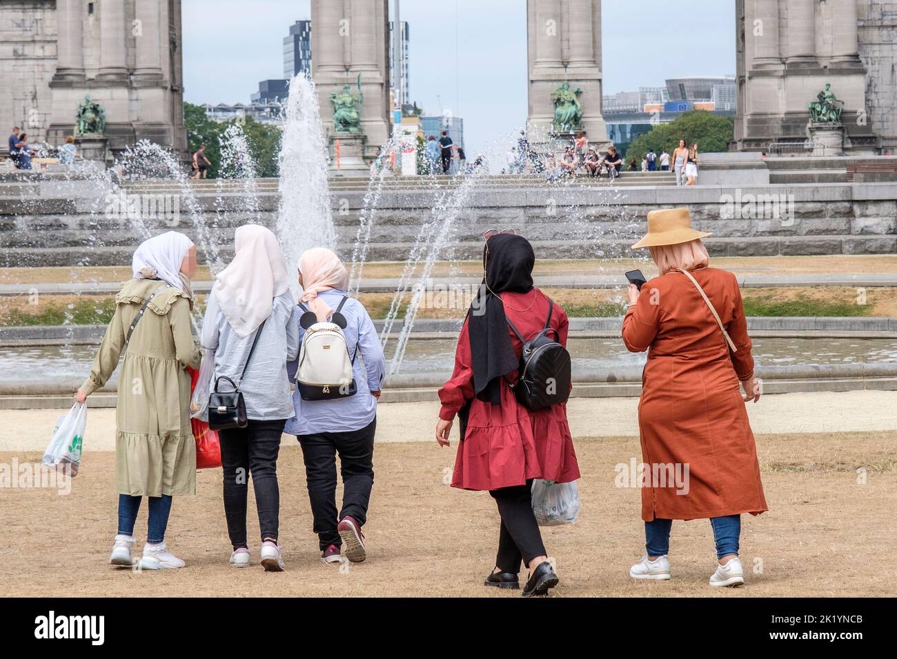 Gruppo di donne del medio Oriente o del golfo persiano che fanno turismo in Europa | Groupe de femme du moyen-orient ou du golfe persique en tourisme en Europe Foto Stock
