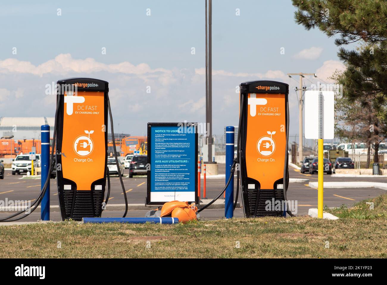 Due stazioni di ricarica ChargePoint, Electric Vehicle (EV) vicino all'aeroporto internazionale Pearson di Toronto. Aeroporto in una giornata di sole. Foto Stock