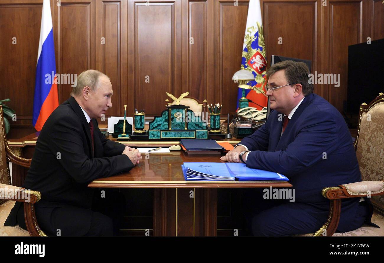 Mosca, Russia. 20th Set, 2022. Il presidente russo Vladimir Putin ha un incontro faccia a faccia con il ministro della Giustizia Konstantin Chuychenko, a destra, al Cremlino, il 20 settembre 2022 a Mosca, Russia. Credit: Gavriil Grigorov/Kremlin Pool/Alamy Live News Foto Stock