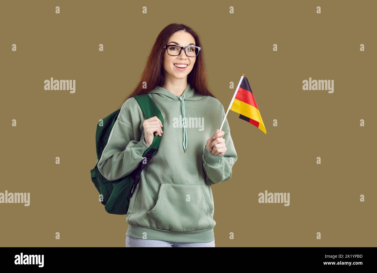 Ragazza sorridente studente con bandiera tedesca Foto Stock