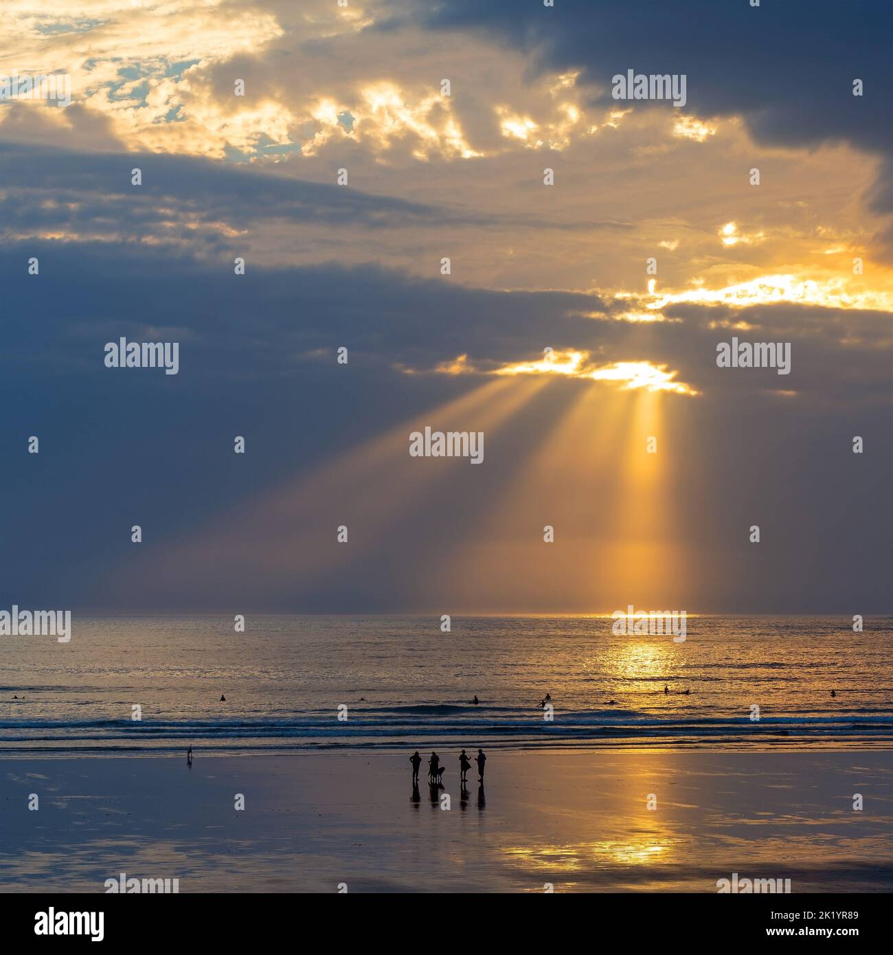 Le silhouette della gente su Cox Bay Beach al tramonto, Tofino, Vancouver Island, British Columbia, Canada. Foto Stock