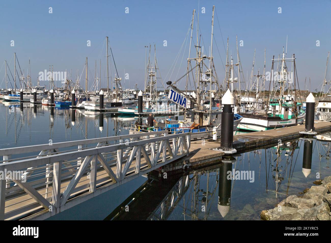 Nave da pesca ormeggiata nel porto di Crescent City, segno 'tonno', pescatore che vende il loro pesce Albacore tonno 'Thunnus alunga'. Foto Stock