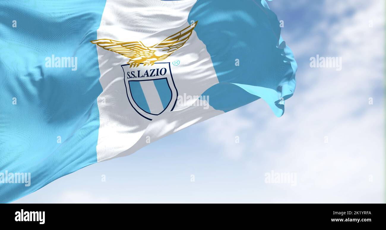 Roma, Italia, 2022 luglio: Primo piano della bandiera della SS Lazio che sventola. SS Lazio è un club calcistico professionale con sede a Roma. Sfondo a trama di tessuto. S Foto Stock