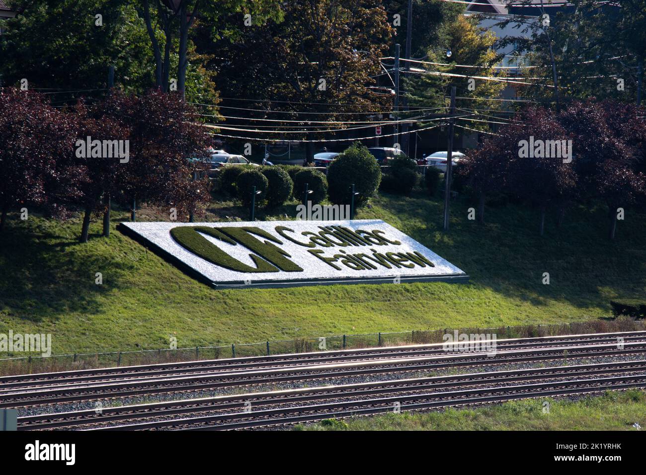 Il logo Cadillac Fairview è visibile nel centro di Toronto, accanto all'autostrada. Cadillac Fairview è una società immobiliare commerciale con sede a Toronto. Foto Stock