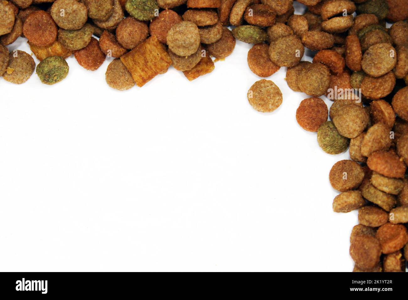 Cibo secco per gatti, cani è disposto in forma di cornice su uno sfondo chiaro con uno spazio copia. Primo piano. Foto Stock