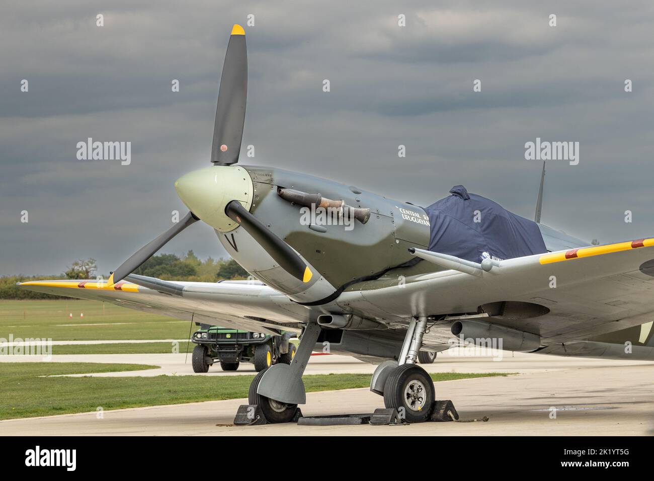Aerei da combattimento della seconda guerra mondiale Spitfire e Mustang sul grembiule di un campo aereo nel Regno Unito Foto Stock