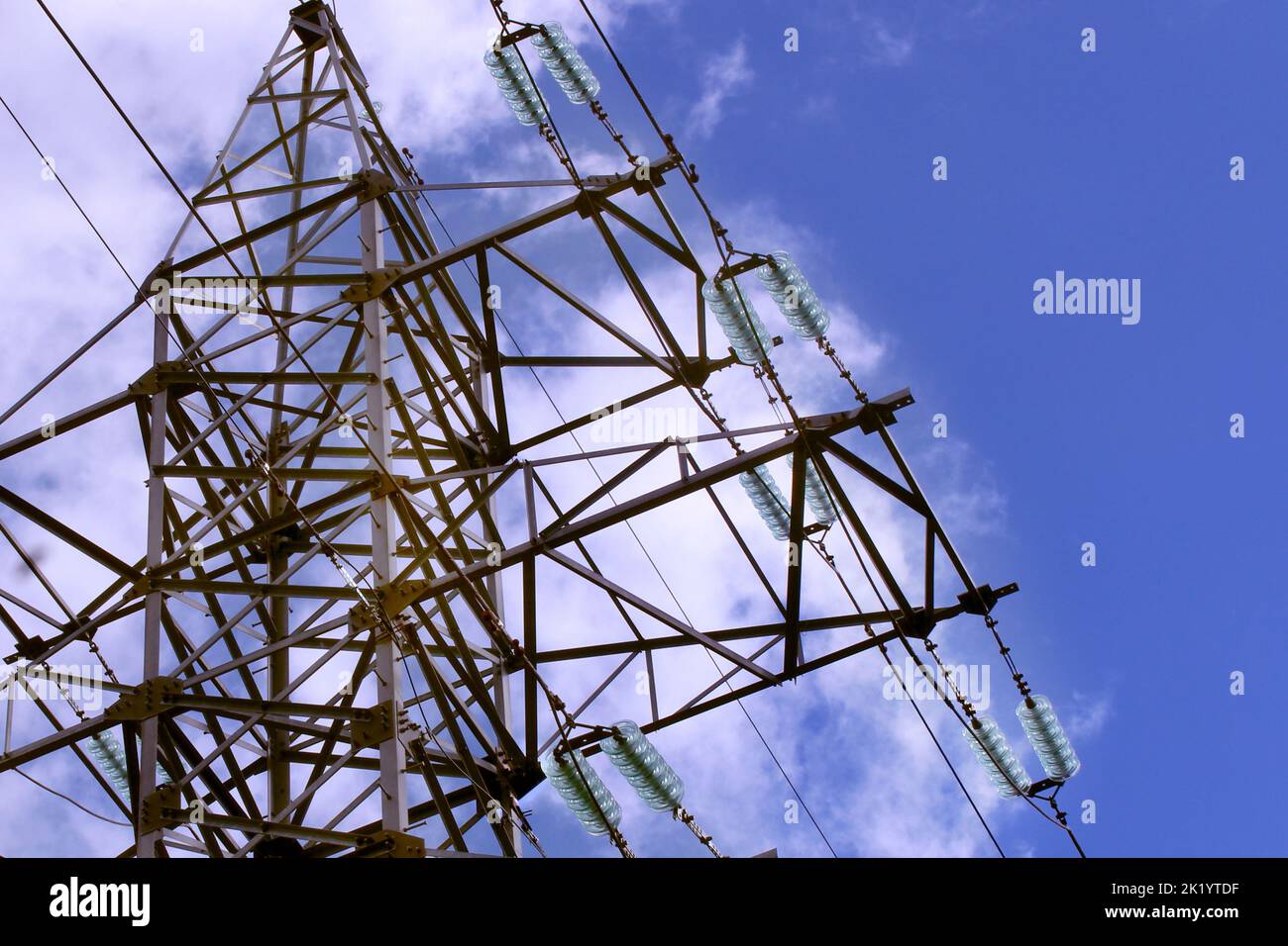 La torre della centrale elettrica si avvicina al cielo blu. Concetto di crisi energetica. Foto Stock