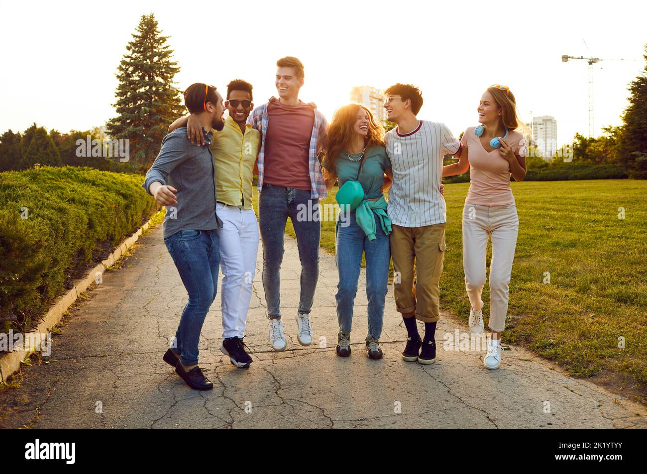 Allegri, felici e spensierati i migliori amici si divertono a camminare insieme nel parco cittadino. Foto Stock