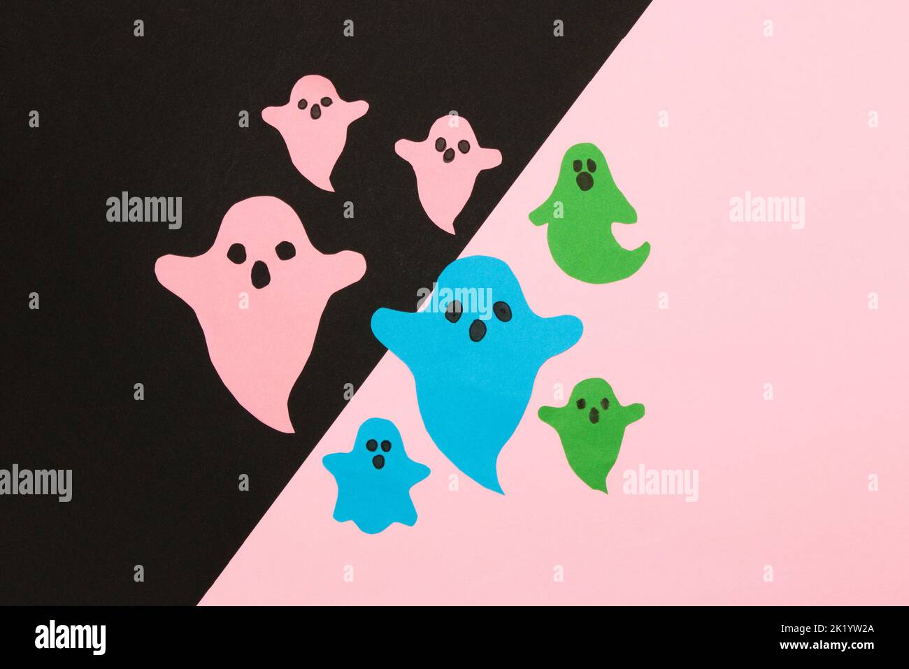 fantasmi colorati su sfondo nero e rosa, design creativo, concetto di halloween minimal Foto Stock