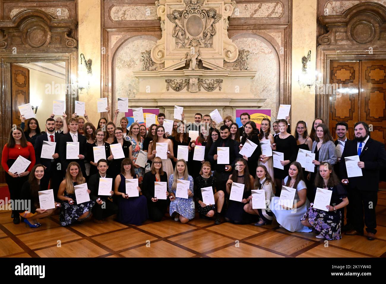 Praga, Repubblica Ceca. 21st Set, 2022. Premiati gli studenti durante la cerimonia del Duca di Edimburgo (DofE), ricordando l'eredità della Regina Elisabetta II e del Principe Filippo che fondarono DofE, a Praga, nella Repubblica Ceca, il 21 settembre 2022. Credit: Ondrej Deml/CTK Photo/Alamy Live News Foto Stock