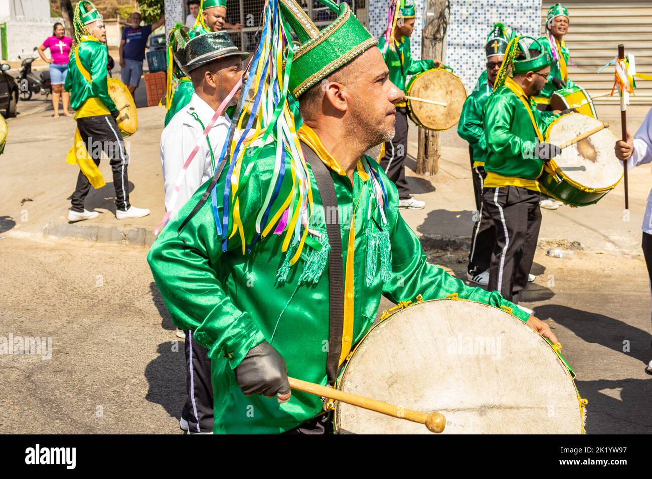 Goiânia, Goias, Brasile – 11 settembre 2022: Festaioli in abiti verdi, danza e suonare strumenti a percussione durante i Congadas. Foto Stock