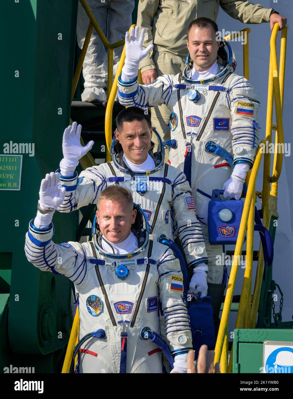 Baikonur, Kazakistan. 21st Set, 2022. Spedizione 68 membri dell'equipaggio Dmitri Petelin di Roscosmos, TOP, Frank Rubio della NASA, e Sergey Prokopyev di Roscosmos, Bottom, salutano prima di salire a bordo della navicella spaziale Soyuz MS-22 per il lancio, mercoledì 21 settembre 2022, presso il Cosmodrome di Baikonur in Kazakhstan. Rubio, Prokopyev e Petelin, lanceranno a bordo del razzo Soyuz dal Cosmodromo di Baikonur per una missione sulla Stazione spaziale Internazionale. NASA Photo by Bill Ingalls/UPI Credit: UPI/Alamy Live News Foto Stock