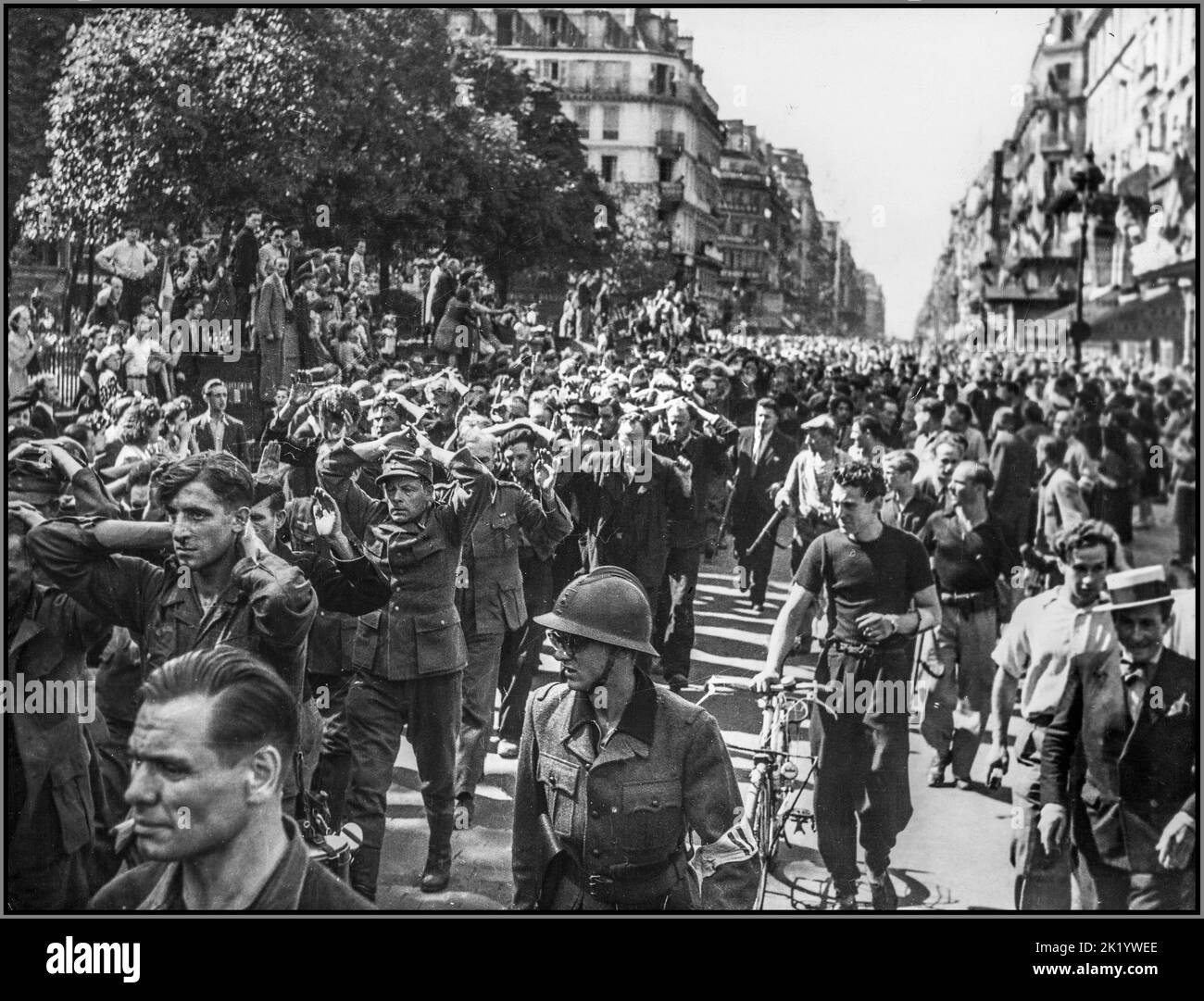 LIBERAZIONE DI PARIGI I PRIGIONIERI DELLA GERMANIA NAZISTA SI ARRENDE la mano sulla testa ex occupanti nazista seconda guerra mondiale: Europa: Francia; 'prigionieri di guerra tedeschi - Parigi vede i tedeschi andare' alla guado e al sollievo dei residenti parigini. Data circa 25 agosto 1944 Foto Stock