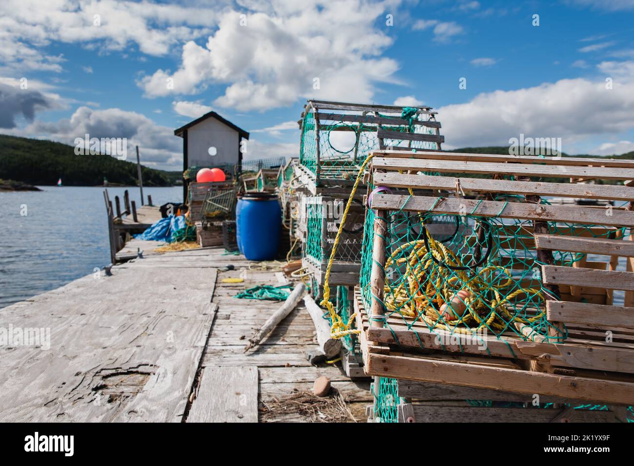 Pentole di aragosta accatastate sul molo nella comunità di pescatori di Terranova. Foto Stock