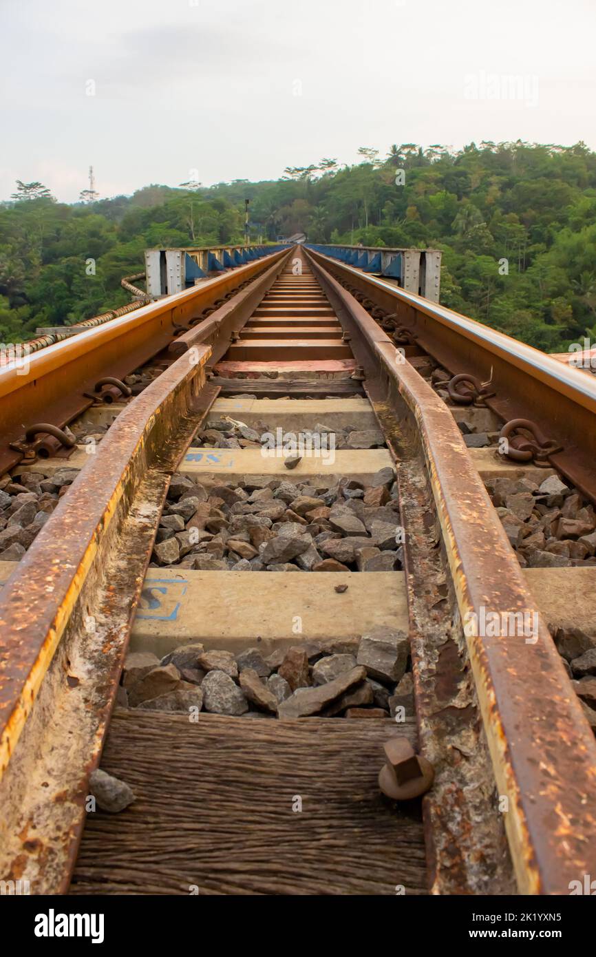 vecchia linea ferroviaria e fotografia del paesaggio del ponte Foto Stock