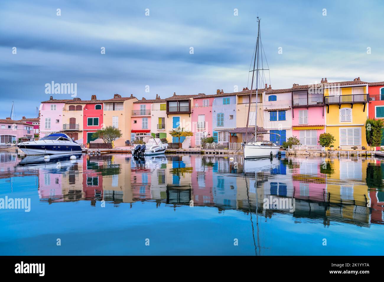 Vista panoramica del villaggio di Port Grimaud nel sud della Francia in autunno colori pastello contro il cielo drammatico Foto Stock