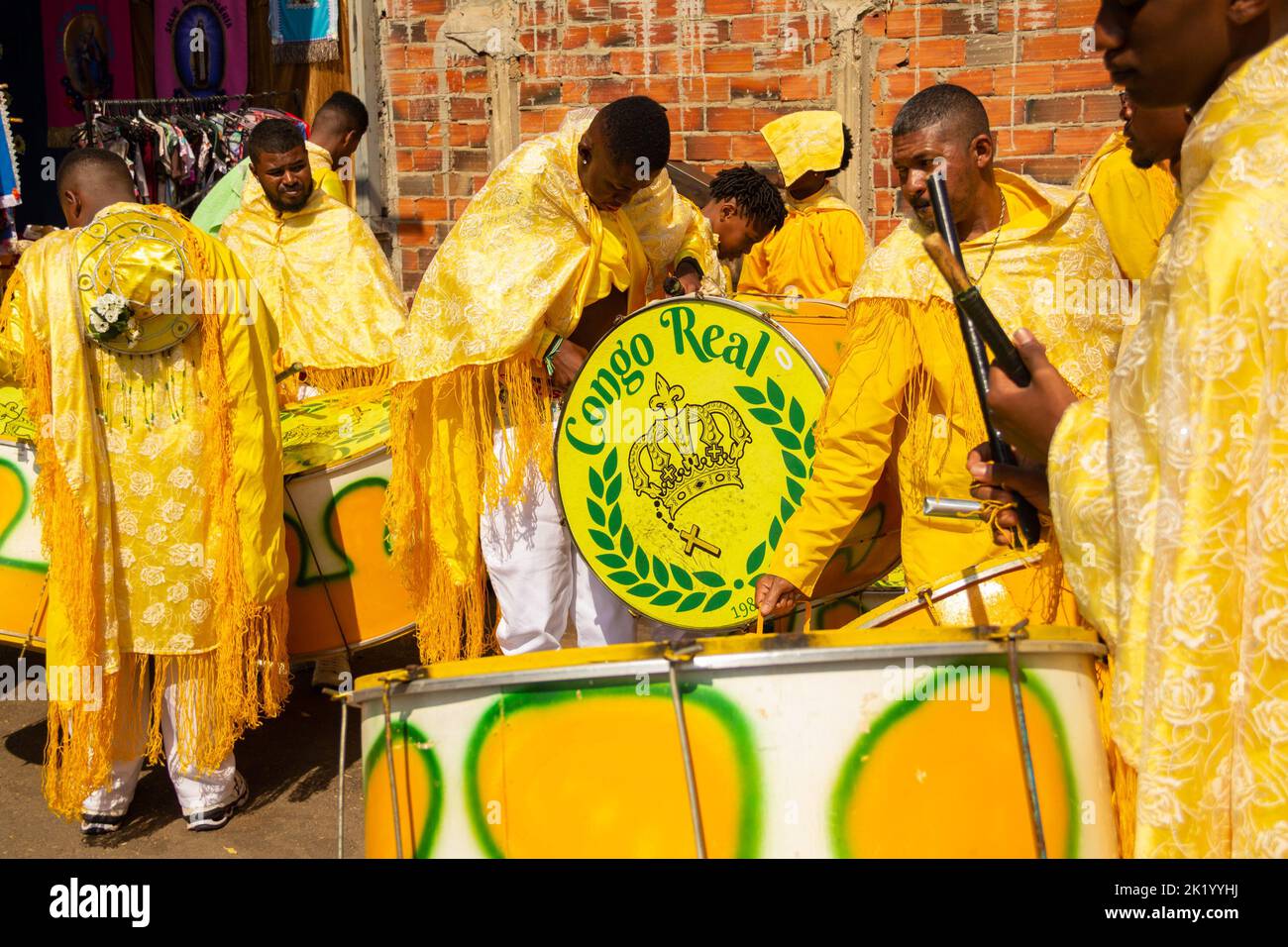 Goiânia, Goias, Brasile – 11 settembre 2022: Alcuni festeggiatori vestiti di giallo, nella concentrazione prima dell'inizio dei festeggiamenti Congadas. Foto Stock