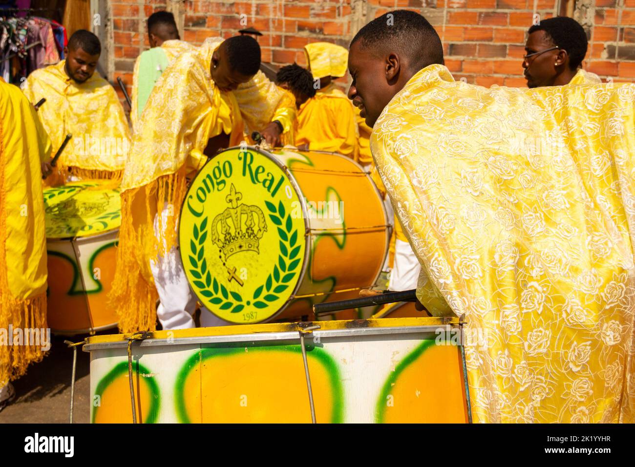 Goiânia, Goias, Brasile – 11 settembre 2022: Alcuni festeggiatori vestiti di giallo, nella concentrazione prima dell'inizio dei festeggiamenti Congadas. Foto Stock