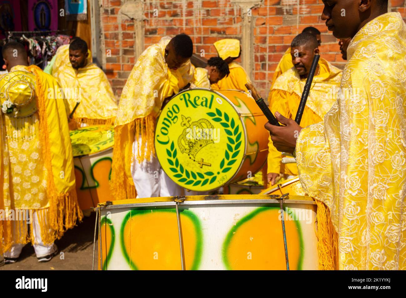 Goiânia, Goias, Brasile – 11 settembre 2022: Alcuni festeggiatori vestiti di giallo, nella concentrazione prima dell'inizio dei festeggiamenti Congadas. Foto Stock