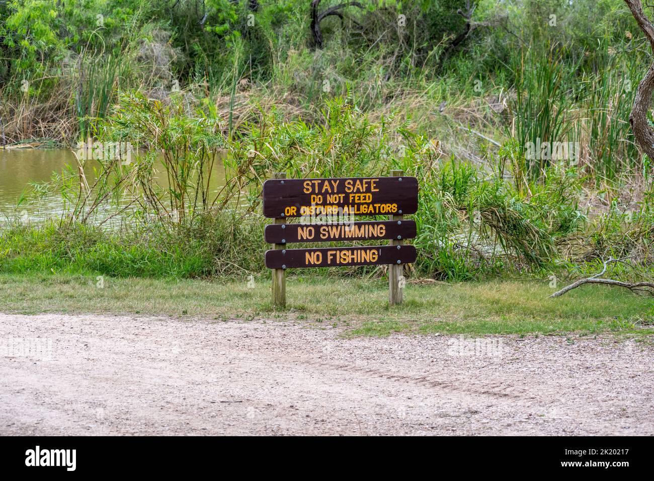 Un cartello marrone di avvertimento a Weslaco, Texas Foto Stock