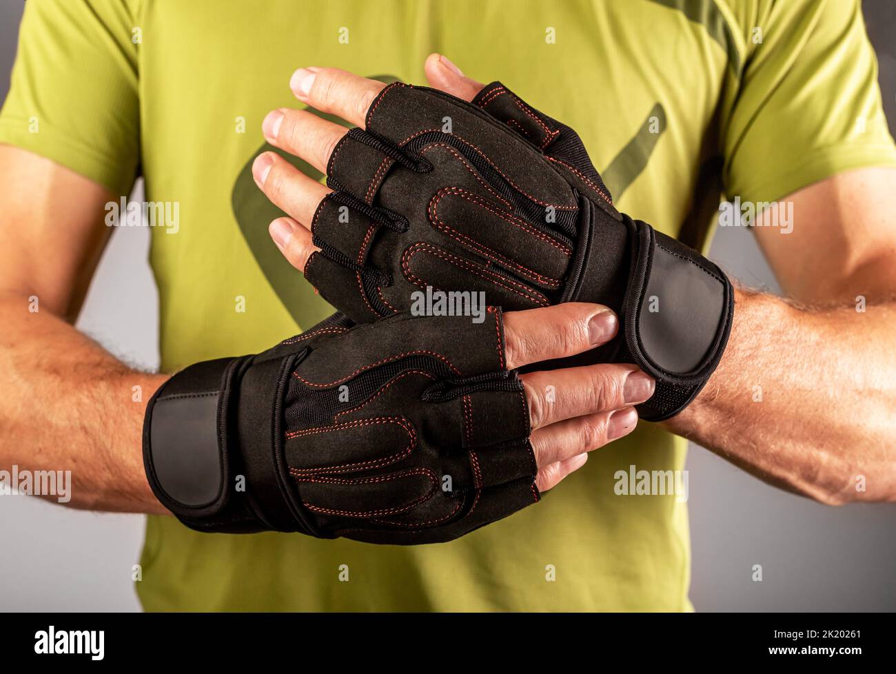 Guanti sportivi da allenamento, vestirsi a mani maschili per allenarsi in palestra. Foto di alta qualità Foto Stock