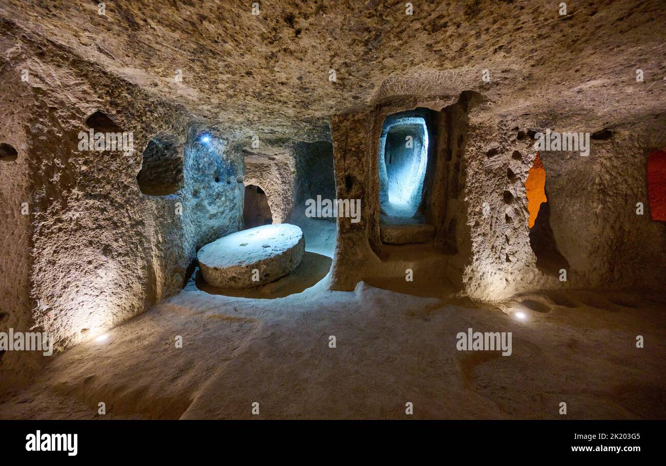 Corridoi stretti e camere basse nella città sotterranea di Kaymakli, patrimonio dell'umanità dell'UNESCO, Cappadocia, Anatolia, Turchia Foto Stock