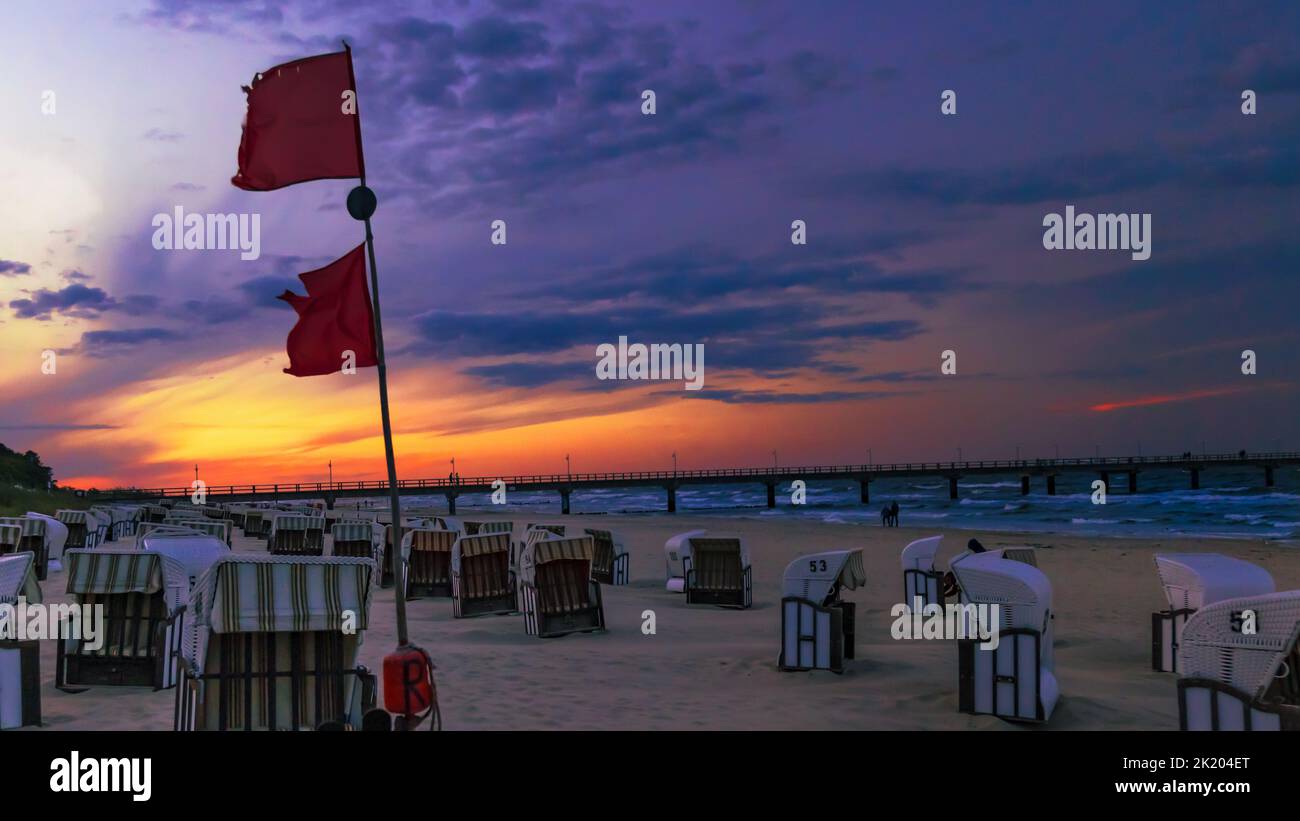 Bandiera rossa al tramonto a Bansin Foto Stock