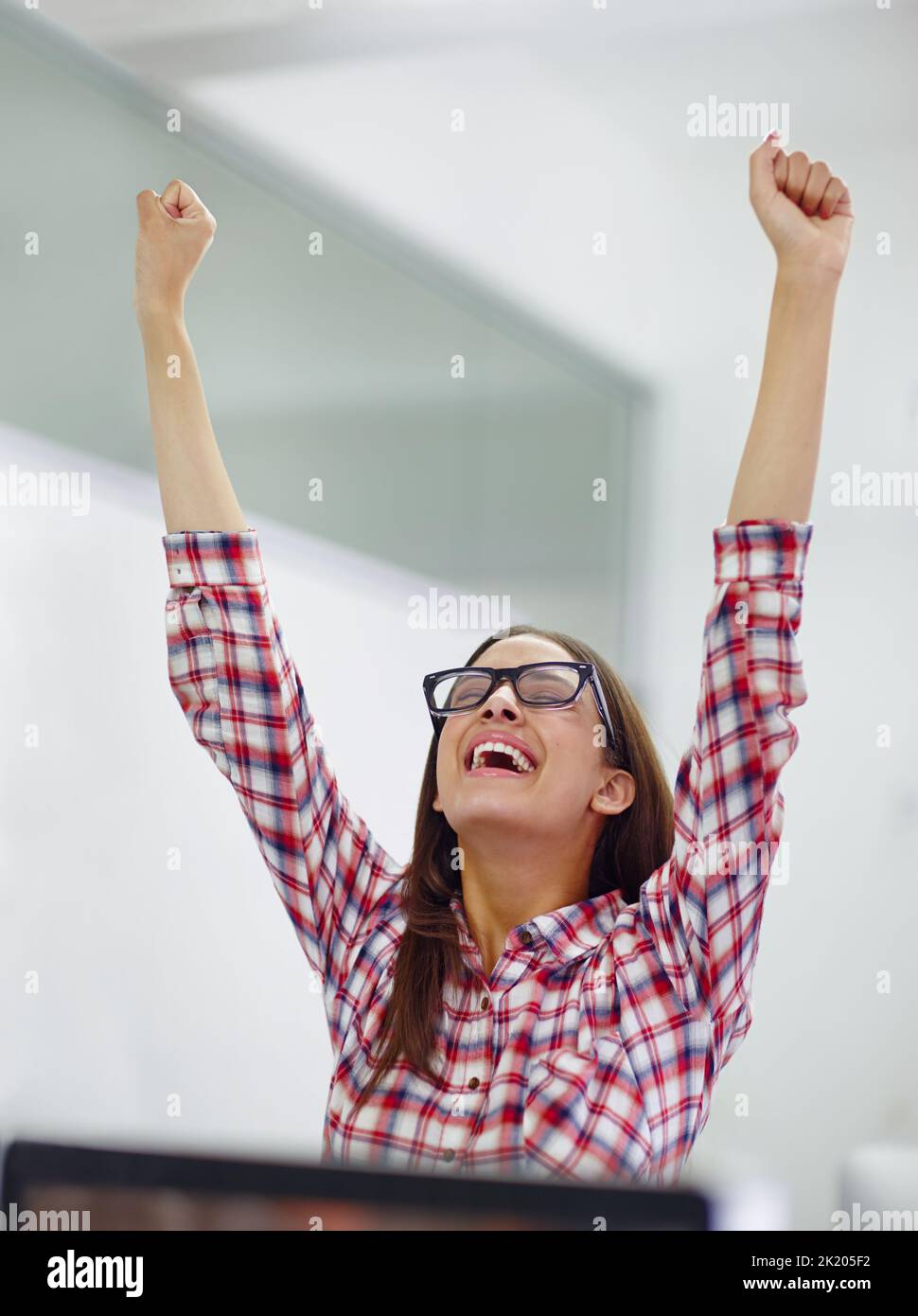 Niente più straordinari per me, un giovane designer che celebra la sua vittoria. Foto Stock