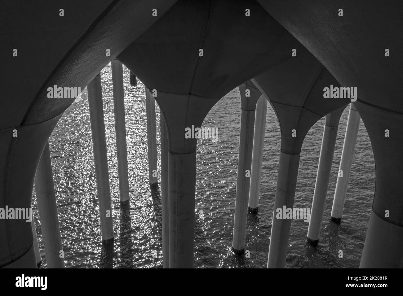 Colonne di cemento presso Little Island al Molo 55 lungo il fiume Hudson a New York City, NY, USA. Foto Stock