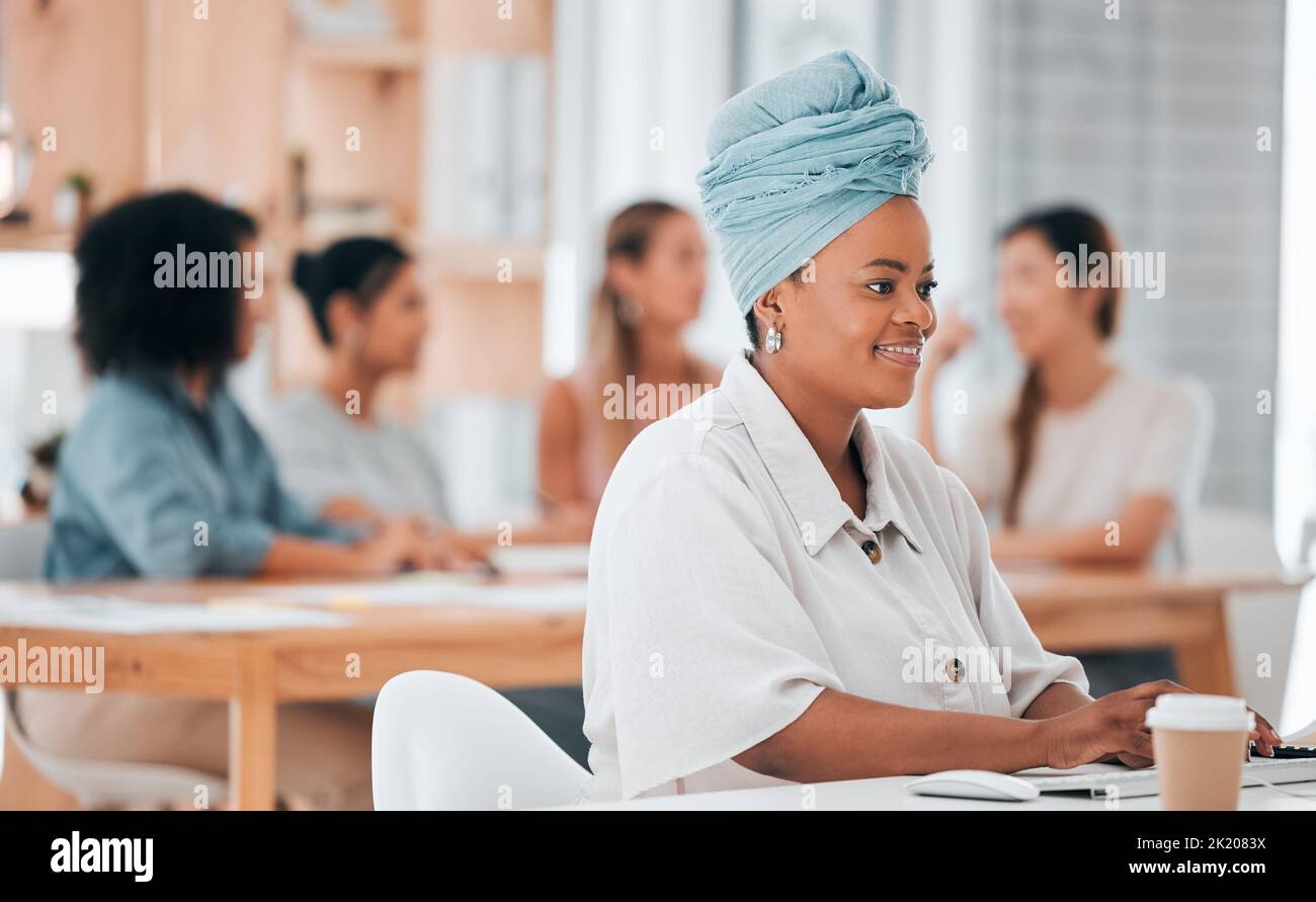 Donna nera, marketing e ufficio globale di donne in startup pubblicità società dopo la riunione di strategia. Sorridere, felice e tradizionale musulmano dentro Foto Stock