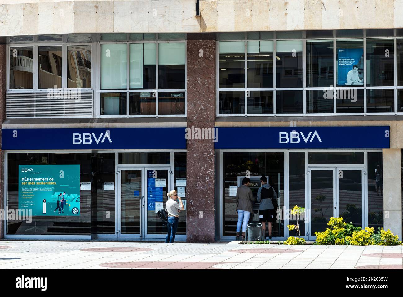 Tortosa, Spagna - 13 maggio 2022: Facciata e logo del Banco Bilbao Vizcaya Argentaria o BBVA con persone al bancomat a Tortosa, Catalogna, Spagna Foto Stock