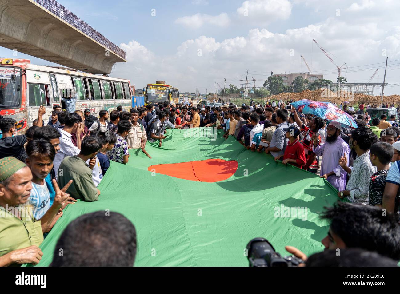 Bangladesh la nazionale femminile di calcio torna Dhaka dopo aver vinto il torneo femminile di SAFF e la gente sta celebrando la vittoria . Foto Stock