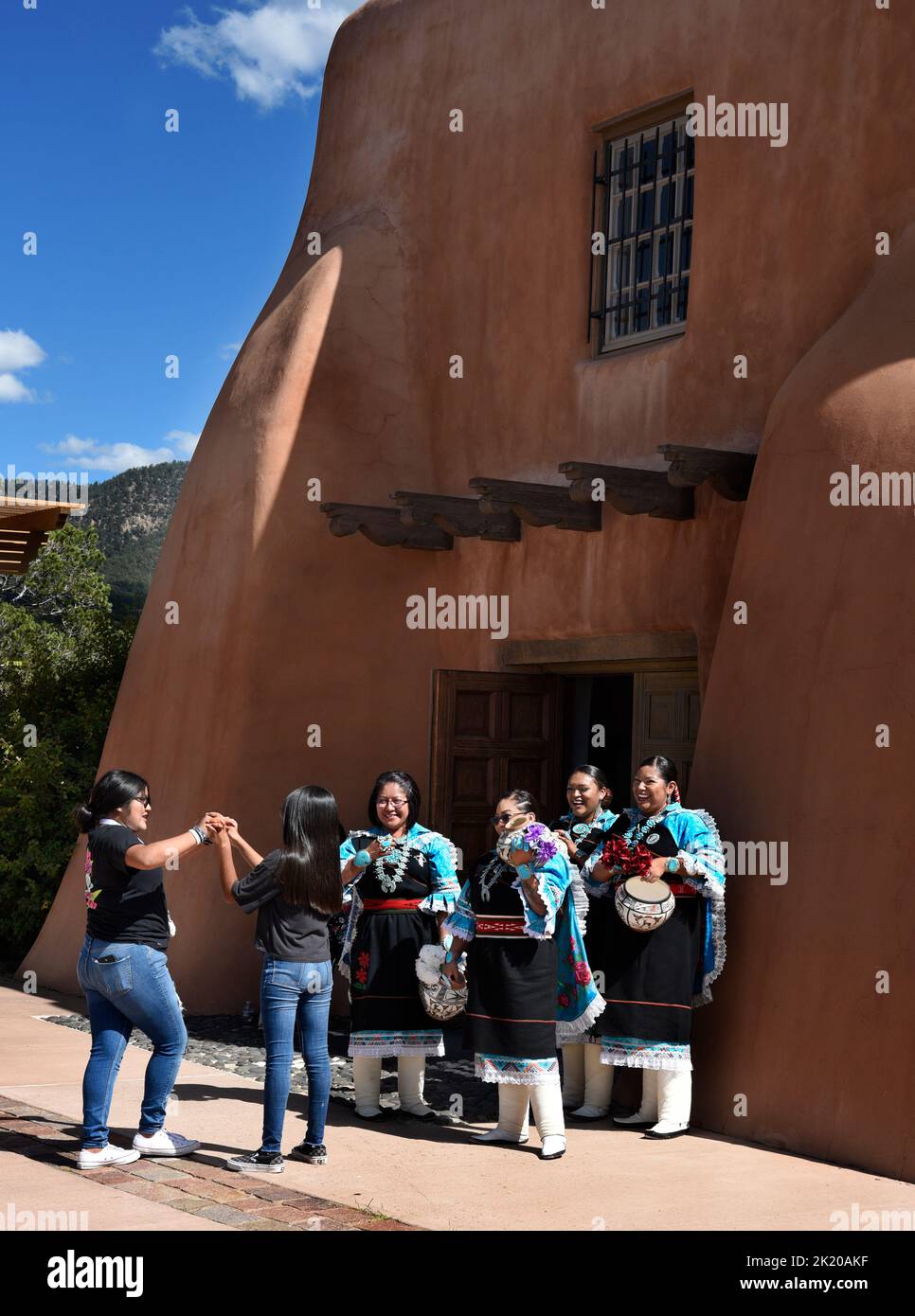 I nativi americani degli Zuni Olla Maidens dello Zuni Pueblo vicino a Gallup, New Mexico, si preparano a esibirsi a Santa Fe, New Mexico. Foto Stock