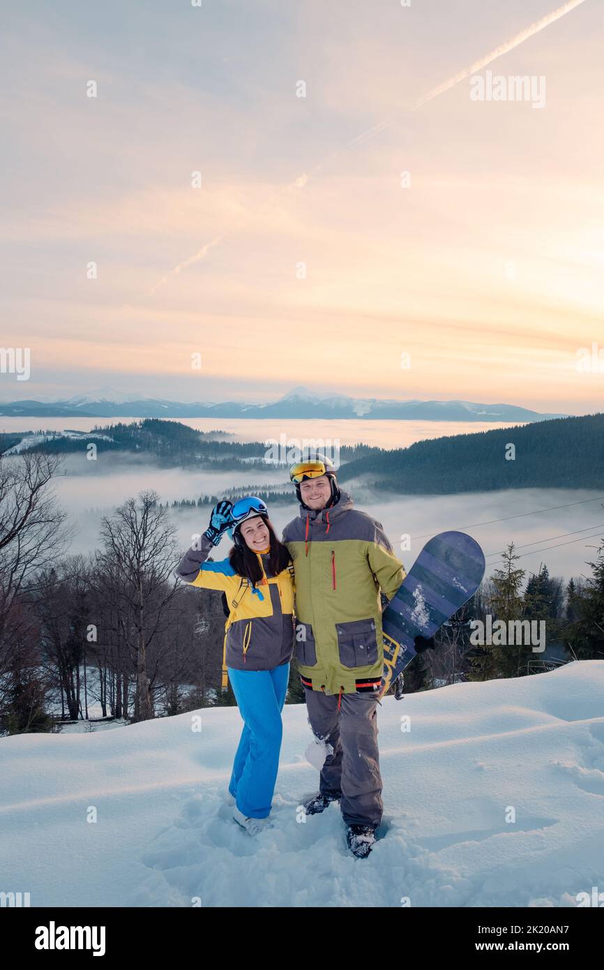 coppia snowboarder e skier ritratto Foto Stock