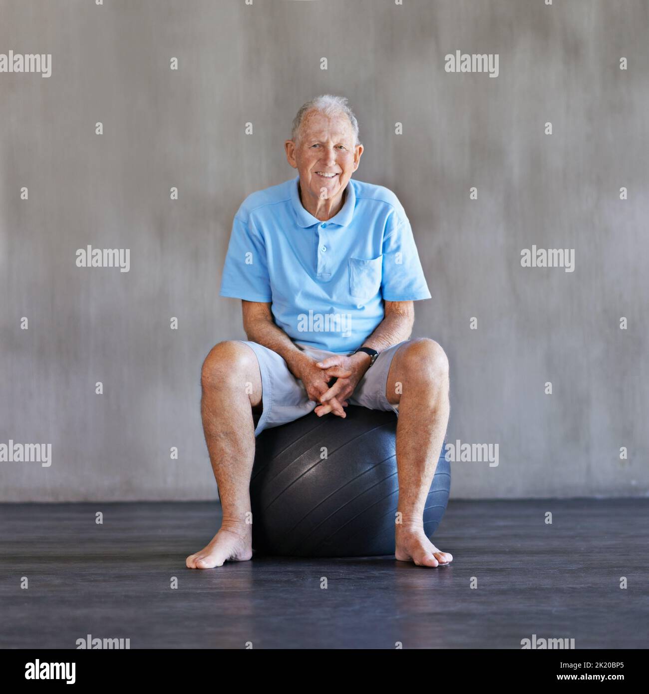 Rimanere attivo e felice. Un uomo anziano ad una sessione di terapia fisica. Foto Stock